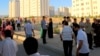 Aşgabat, awtobus duralgasyndaky adamlar. 