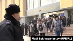 Люди собрались у здания Национального банка в Алматы. 12 февраля 2014 года.