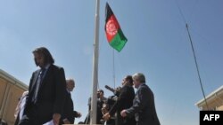 Avganistanski zvaničnici podižu zastavu svoje zemlje u toku primopredaje zatvora Bagram od snaga SAD