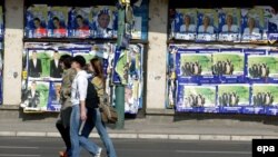 Sarajevo, predizborni plakati iz stranačke kampanje pred izbore 2006. godine.