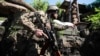 Боєць ЗСУ неподалік міста Золоте-4, в зоні розведення сил та засобів, поблизу КПВВ «Золоте» на Луганщині, 10 червня 2019 року