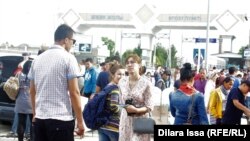 Ўзбек-қозоқ чегарасидаги назорат-ўтказиш масканларидан бири (архив сурати)