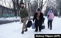 Український військовий допомагає жительці Авдіївки, січень 2017-го