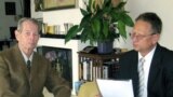 Regele Mihai în cursul interviului acordat lui Eugen Tomiuc, corespondentul Europei Libere