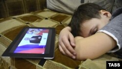 Discursul despre starea națiunii al lui Vladimir Putin în direct pe tableta unui copil rus care doarme, 12 decembrie 2012.