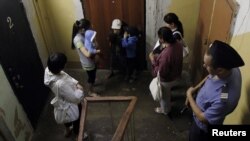 Gyrgyz zenanlary Moskwada geçirilen reýd mahalynda saklanýarlar, 2011-nji ýylyň 7-nji iýuly.