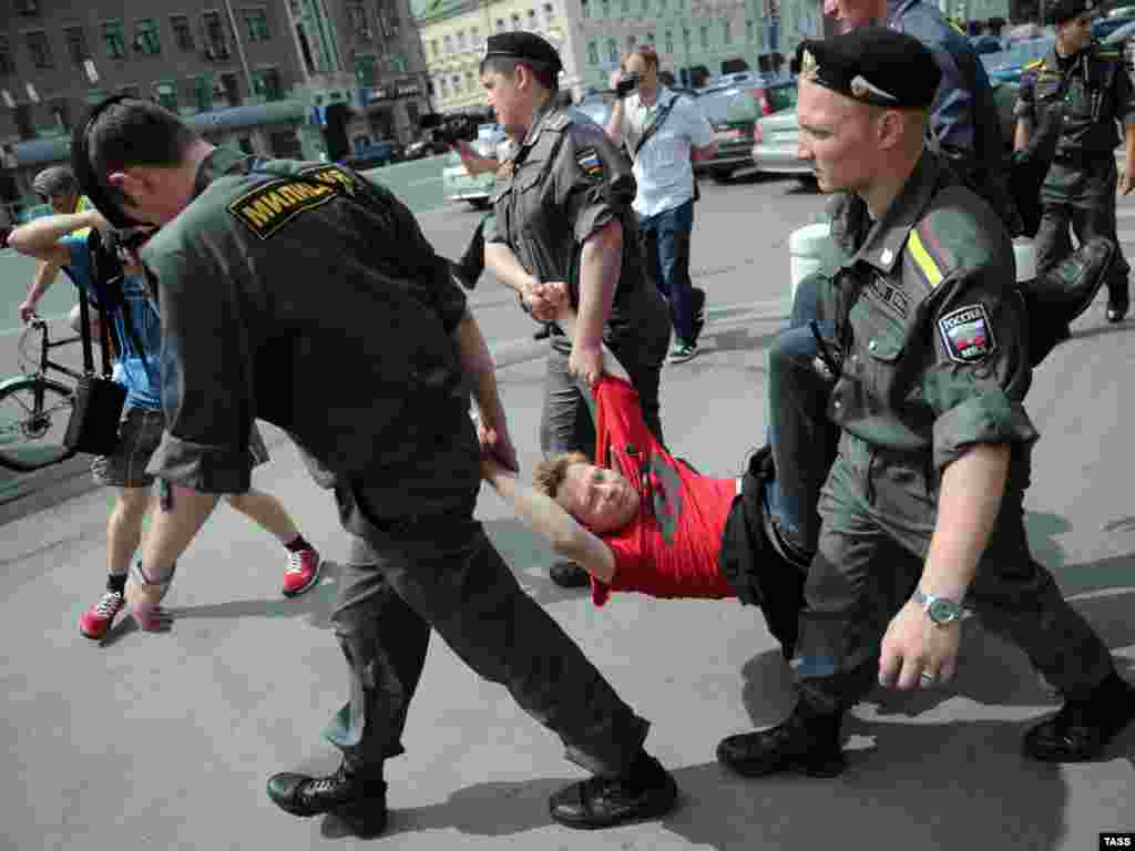 Policija je hapsila pristalice Khodorkovskog na protestima u Moskvi, juni 2011.