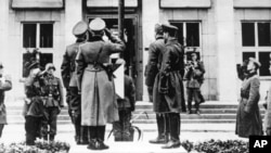 Наци Германиясе һәм совет хәрбиләре моңа кадәр Польшаныкы булган җирләрне бүлү уңаеннан үткәрелгән хәрби парадта катнаша