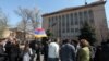 Քաղաքացիները ՍԴ-ի դիմաց սպասում են բարձր դատարանի որոշմանը կուտակային կենսաթոշակների վերաբերյալ, 2-ը ապրիլի, 2014թ. 