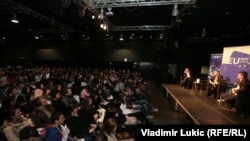 Srednjoškolci na debati sa Vensanom Dežerom i Žarkom Obradovićem