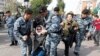Казакстандын коопсуздук күчтөрүнүн өкүлдөрү нааразылык жыйынга чыккан аялдарды күч менен кармап кетүүдө. Нур-Султан шаары. 2019-жылдын 21-сентябры.