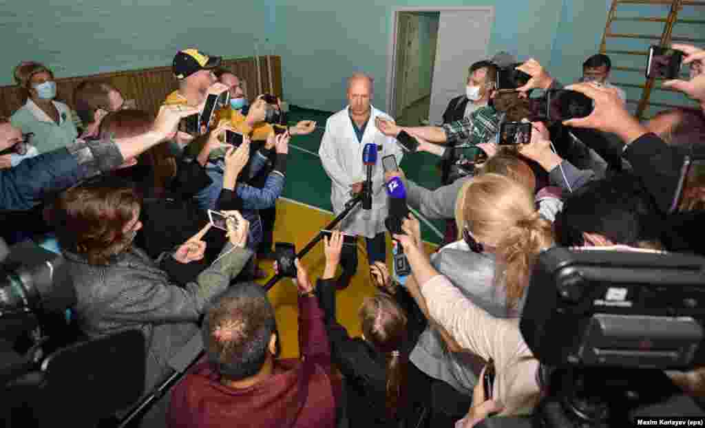 Un medic de la spitalul din Omsk le spune jurnaliștilor că Alexei Navalîi se află în comă. 