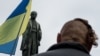 Чоловік на акції у центрі Києва у День захисника України і свято Покрови, 14 жовтня 2016 року