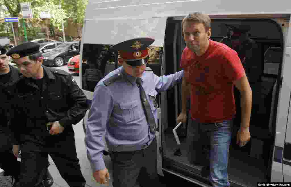 Mai 2012, Moscova. Navalnîi este escortat la o ședință de judecată. A fost reținut în timpul unui miting la o zi după inaugurarea lui Putin. A fost condamnat la încă 15 zile de închisoare pentru &bdquo;participarea la un eveniment public ilegal&rdquo;.