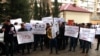 Протестующие собрались перед домом писателя Акрама Айлисли в Баку. Азербайджан, 31 января 2013 года.