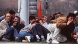 Locuitori din Sarajevo se feresc de tirul unui lunetist la un marş pacifist înaintea declanşării războiului din Bosnia, aprilie 1992. Foto: Ron Haviv