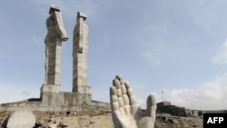 Памятник, символизирующий армяно-турецкую дружбу, в Карсе 