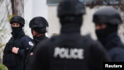Pjesëtarët e Policisë së Kosovës duke patrulluar në Mitrovicë të Veriut. 