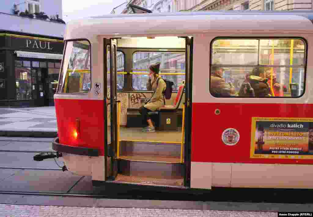 The requirement for face masks also applies to buses and trams. 