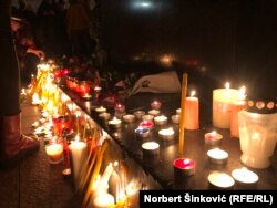 Gyertyákat gyújtanak és üzeneteket hagynak az elhunyt énekes-dalszerző, Djordje Balasevic előtt tisztelgők az újvidéki városháza előtt 2021. február 19-én.