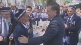 Özbegistanyň prezidenti Şawkat Mirziýoýew uruş weteranlarynyň hal-ahwalyny soraýar. Arhiw suraty
