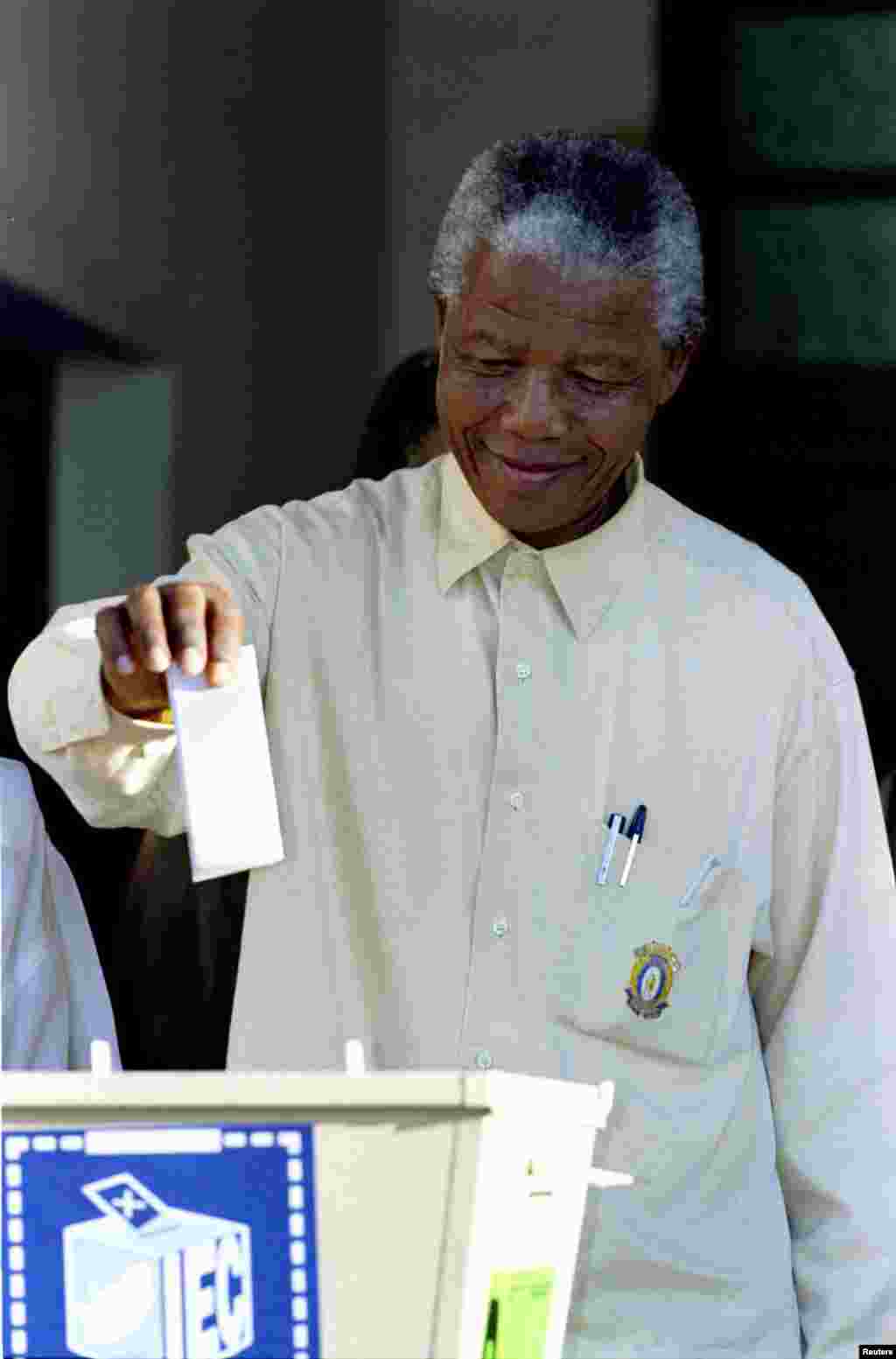 Nelson Mandela casts his ballot in South Africa&#39;s first multiracial elections in April 1994.