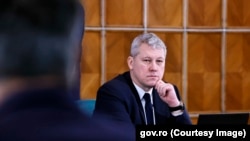 Ministerul condus de Cătălin Predoiu a refuzat să comunice Europei Libere date despre numărul de angajați care cumulează pensia cu salariul.