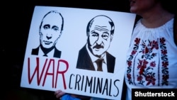 Портреты Владимира Путина и Александра Лукашенка во время протестной акции в Лондоне 26 марта 2022 года