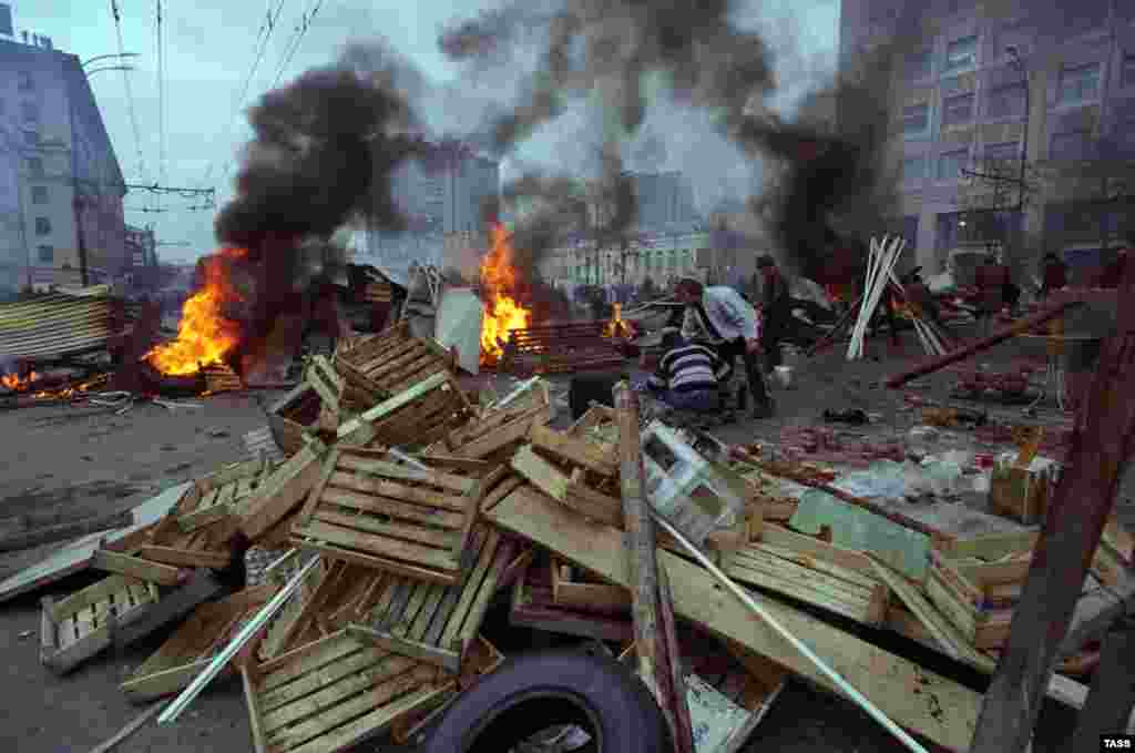 After a prolonged conflict between Russia's Congress of People's Deputies and President Boris Yeltsin, Yeltsin dissolved the legislature on September 21, 1993. Deputies refused to leave the parliament building and their supporters set up barricades in the streets.