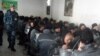 Сотрудник женской колонии смотрит за заключенными во время обеда в столовой учреждения. 