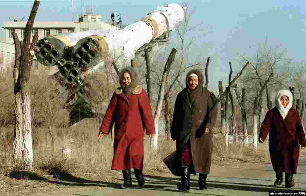Local women walk in Baikonur in 1999. Following the breakup of the Soviet Union, Russia leased Baikonur and a wide swath of the surrounding area from newly independent Kazakhstan. &nbsp;