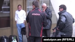 Արտագնա աշխատանքի մեկնողները օդանավակայանում, արխիվ