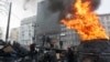 Участники антиправительственных протестов стоят на баррикадах. Киев, 27 января 2014 года.