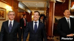 Слева направо: президенты Армении, России и Азербайджана в Сочи, 5 марта 2011 г.