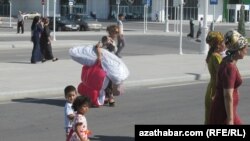 Пассажиры возле Международного аэропорта Ашхабада. 