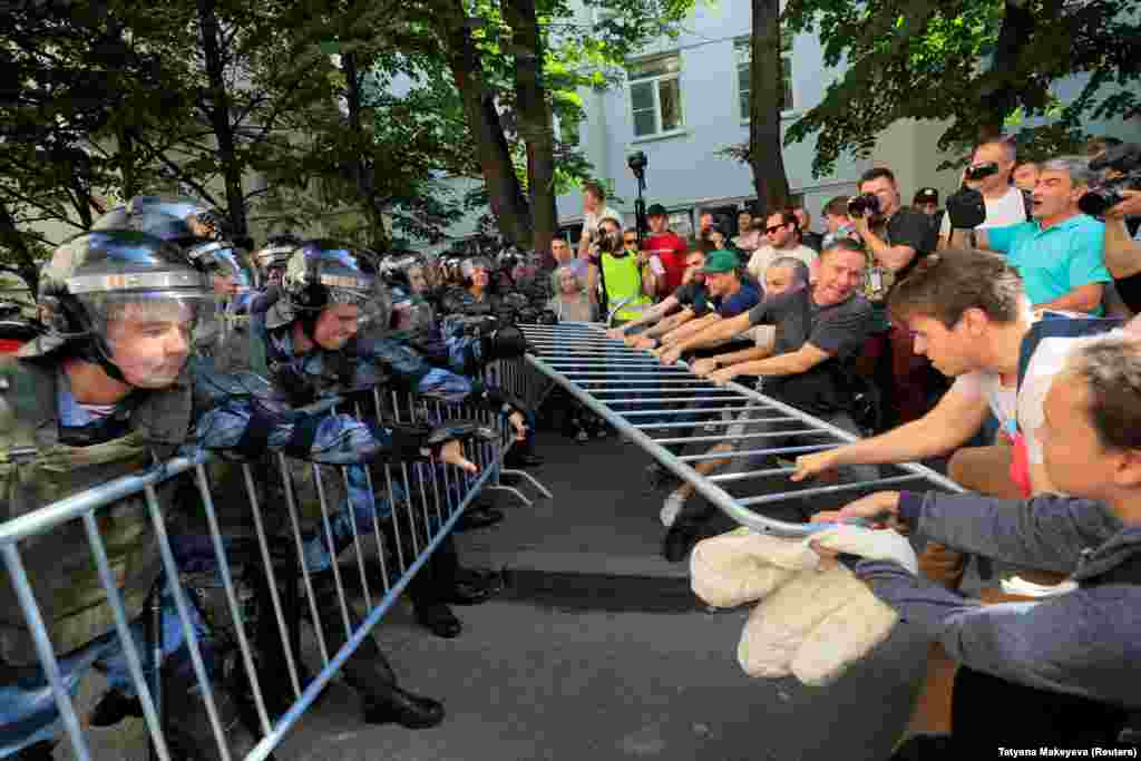 As the situation became increasingly fraught, protesters attempted to remove fences and barriers set up by police. 