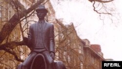 Statuia lui Kafka la Praga