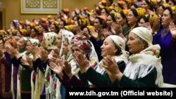 Köp çagalay eneler we zenanlar (Türkmenistanyň Türkmen döwlet habarlar gullugyndan alnan surat)