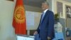 Președintele Almazbek Atambaev votînd la Bișkek