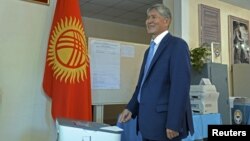 Președintele Almazbek Atambaev votînd la Bișkek