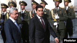 Armenia - President Serzh Sarkisian (R) and his Turkmen counterpart Gurbanguly Berdimuhamedov meet in Yerevan, 24Aug2017.