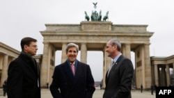 John Kerry la sosirea la Berlin