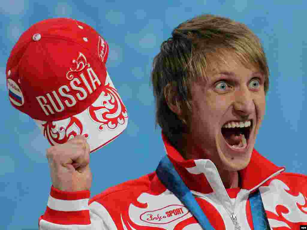 Ors sportsmeni Iwan Skobrew Wankuwerde alan kümüş medalyny dabaralandyrýar. 2010.