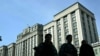 Москвада полициячылар Мамлекеттик Думанын алдынан өтүп баратканы тартылган сүрөт. 24-сентябрь, 2024-жыл. 