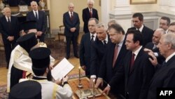 Novi članovi grčke vlade polažu zakletvu 17 juna 2011. godine
