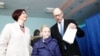 Premierul Ucrainei, Arseni Iațeniuk venit să voteze împreună cu familia 