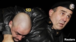 Policija drži Sergeja Uldatsova na protestima 12. oktobra 