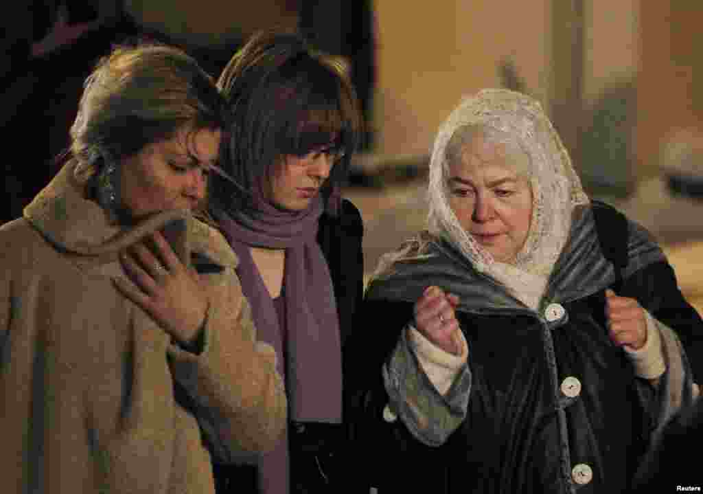 Majka, supruga i Kćerka Khodorkovskog, Marina Khodorkovskaja (desno), Inna (lijevo) i Anastasia, 30. decembar 2010.