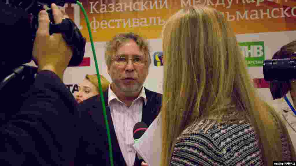 Драматург-режиссер Мансур Гыйләҗев журналистлар белән 