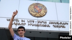 «Հիմա» երիտասարդական շարժման անդամ Վահագն Գեւորգյանը դատարանի շենքի մոտ: 12-ը սեպտեմբերի, 2009թ.